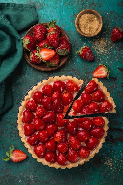 Heerlijke Aardbeien Taart Groene Achtergrond Bovenaanzicht — Stockfoto