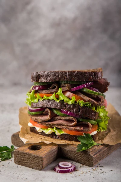 Sándwich Carne Asada Una Pequeña Tabla Cortar Enfoque Selectivo — Foto de Stock