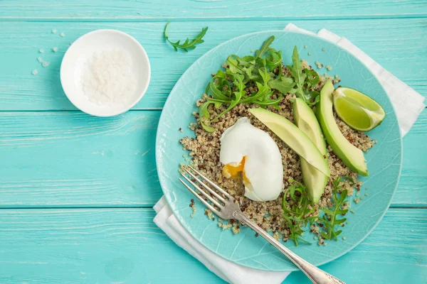 Quinoa Avocado Gepocheerde Eeg Voor Het Ontbijt Bovenaanzicht — Stockfoto