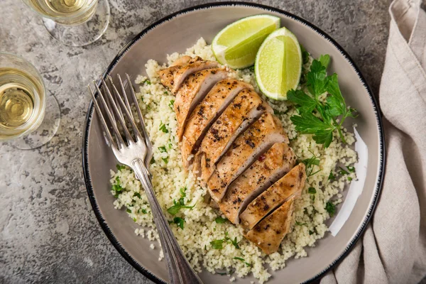 Gegrillte Hähnchenbrust Mit Kräutercouscous Von Oben — Stockfoto