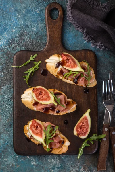 Bruschetta Com Prosciutto Figos Molho Balsâmico Tábua Corte Madeira Vista — Fotografia de Stock