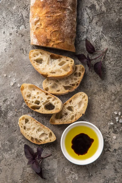 Σπιτικό Ιταλικό Ciabatta Ψωμί Ελαιόλαδο Και Σάλτσα Βαλσαμικού Top View — Φωτογραφία Αρχείου