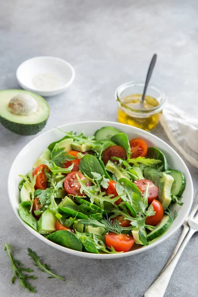 Ensalada Vegana Saludable Tomates Aguacate Pepino Espinacas Rúcula Tazón Blanco — Foto de Stock