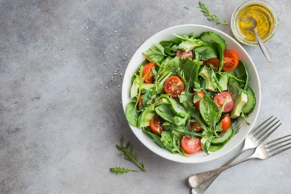 Sana Insalata Vegana Pomodori Avocado Cetriolo Spinaci Rucola Ciotola Bianca — Foto Stock