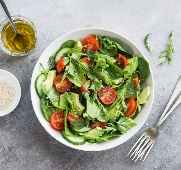 Beyaz Kase Sağlıklı Vegan Salata Domates Avokado Salatalık Ispanak Roka — Stok fotoğraf
