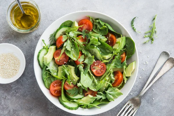 Salada Vegan Saudável Tomates Abacate Pepino Espinafre Arugula Tigela Branca — Fotografia de Stock