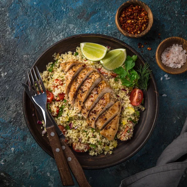 Gegrillte Hähnchenbrust Mit Gemüsecouscous Salat Draufsicht Dunkelblauer Hintergrund Quadratisches Bild — Stockfoto