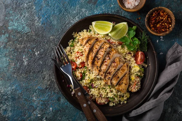 Peito Frango Grelhado Com Salada Cuscuz Vegetal Vista Superior Fundo — Fotografia de Stock