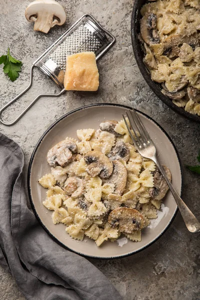 Farfalle Pasta Met Champignon Champignons Romige Knoflooksaus Bovenaanzicht — Stockfoto