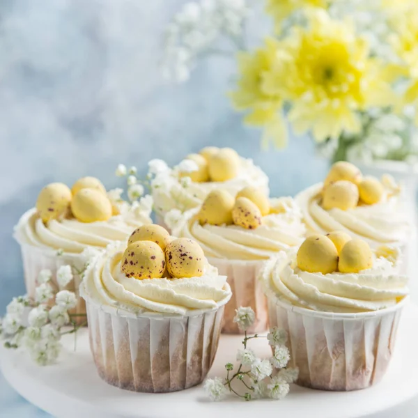 Ostern Cupcakes Mit Frischkäse Zuckerguss Und Bonbons Eier Dekoriert Selektive — Stockfoto