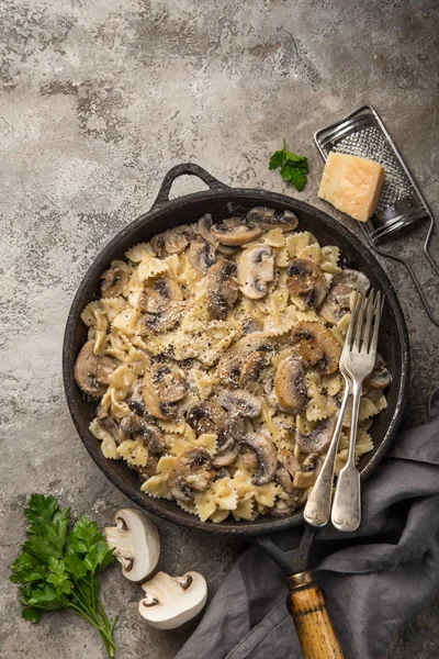 Farfalle Pasta Champignon Mushrooms Garlic Creamy Sauce Pan Top View — Stock Photo, Image