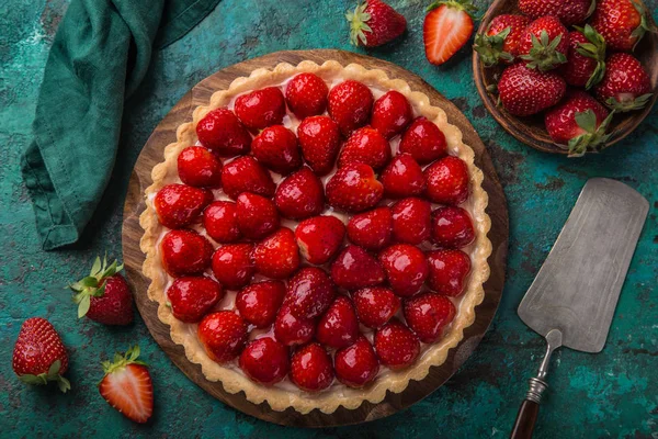 Deliciosa Tarta Fresa Sobre Fondo Verde Vista Superior — Foto de Stock