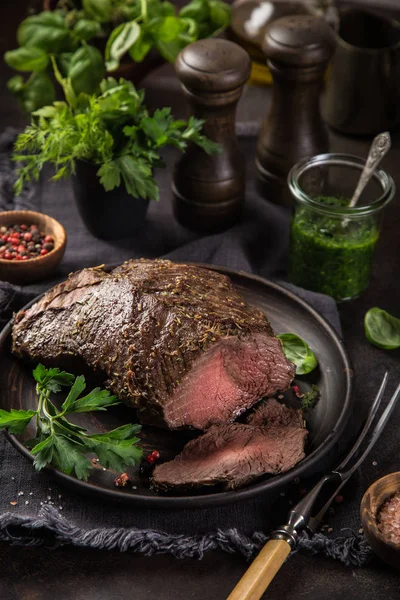 Delizioso Roast Beef Con Salsa Prezzemolo Verde Messa Fuoco Selettiva — Foto Stock