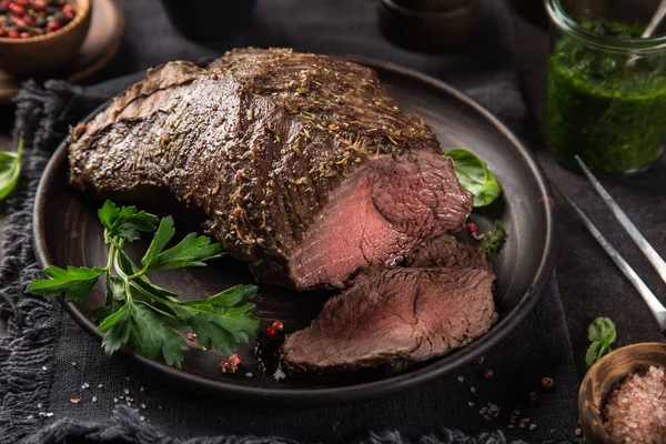 Delizioso Roast Beef Con Salsa Prezzemolo Verde Messa Fuoco Selettiva — Foto Stock