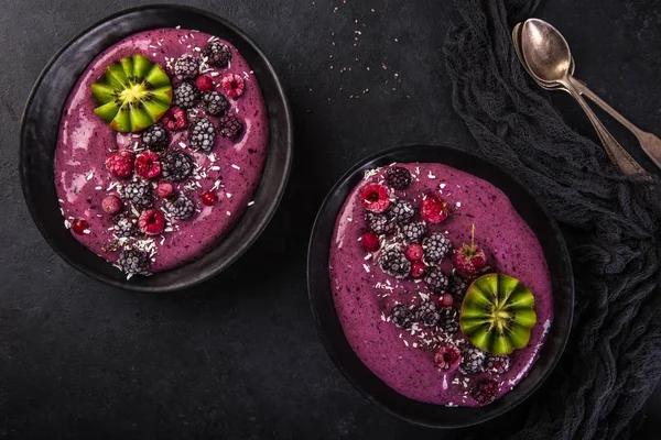 Deliziosa Ciotola Frullato Mirtilli Con Kiwi Bacche Congelate Sano Cibo — Foto Stock