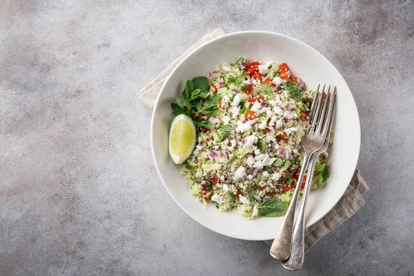 Couscous Gemüse Salat Mit Feta Käse Weißer Schüssel Von Oben — Stockfoto