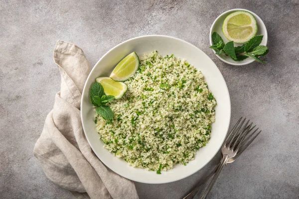 Gekookte Couscous Met Citroen Kruiden Witte Kom Bovenaanzicht — Stockfoto