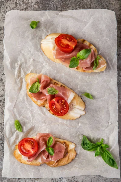 Bruschetta Prosciutto Pomidorów Bazylii Widok Góry — Zdjęcie stockowe