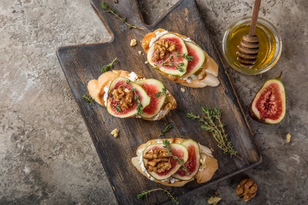 Bruschetta Con Formaggio Capra Fichi Noci Miele Focus Selettivo — Foto Stock