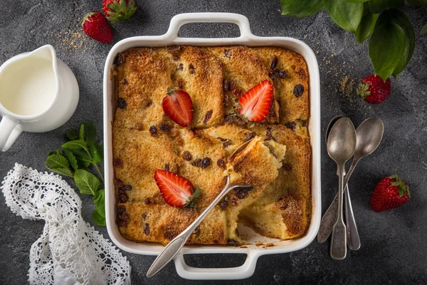 Pudim Pão Manteiga Com Passas Morango Fresco Assadeira Branca Vista — Fotografia de Stock