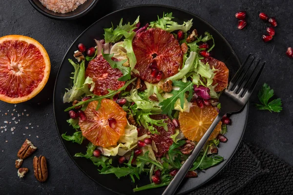 Kan Portakal Salatası Siyah Plaka Üstten Görünüm — Stok fotoğraf