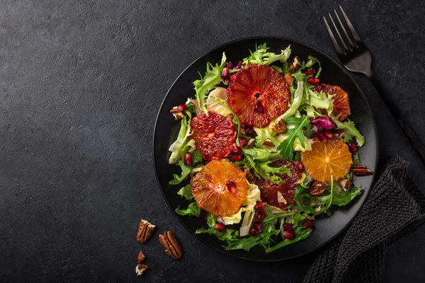 Kan Portakal Salatası Siyah Plaka Üstten Görünüm — Stok fotoğraf