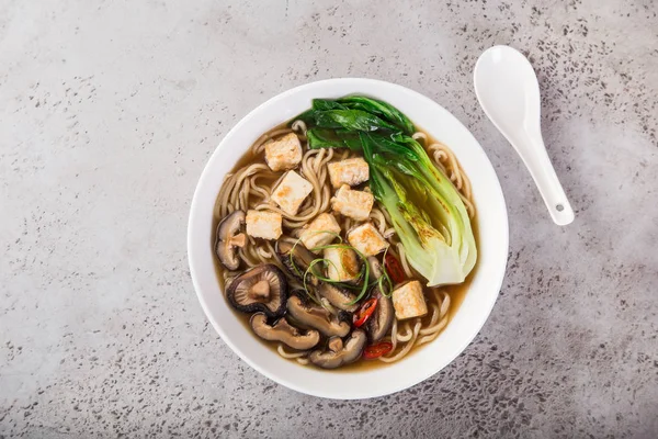 Aziatische Vegan Noodlesoep Met Tofu Kaas Shiitake Mushroms Pak Choi — Stockfoto