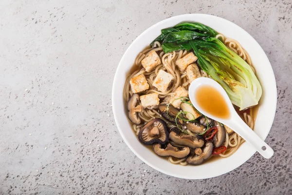 Aziatische Vegan Noodlesoep Met Tofu Kaas Shiitake Mushroms Pak Choi — Stockfoto