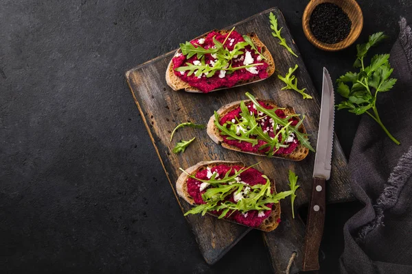 Toast Met Rode Bieten Hummus Fetakaas Rucola Snijplank Bovenaanzicht — Stockfoto