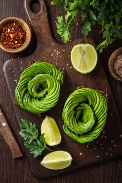 Toast Trandafiri Avocado Placa Tăiere Din Lemn Vedere Sus — Fotografie, imagine de stoc