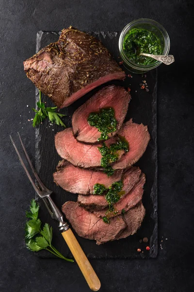 Arrosto Manzo Affettato Con Salsa Prezzemolo Verde Lavagna Fondo Nero — Foto Stock