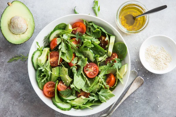 Ensalada Vegana Saludable Tomates Aguacate Pepino Espinacas Rúcula Tazón Blanco — Foto de Stock