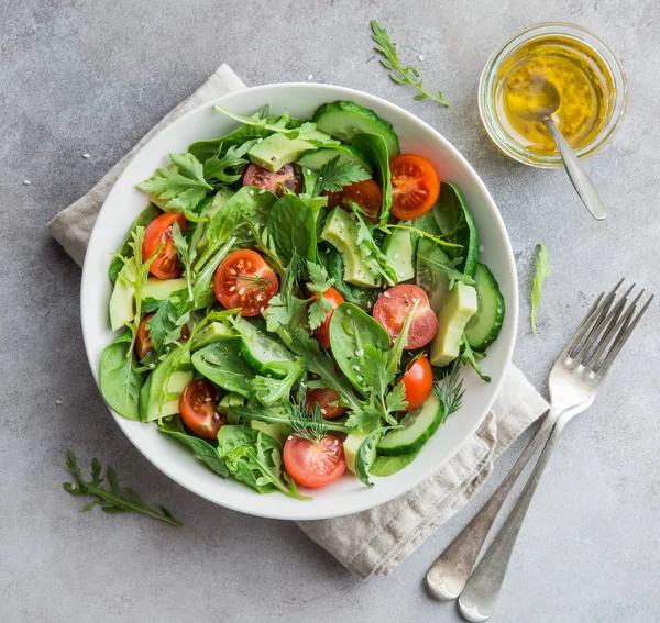健康的素食沙拉 西红柿 菠菜和芝麻菜 在白色碗 顶部视图 方形图像 — 图库照片