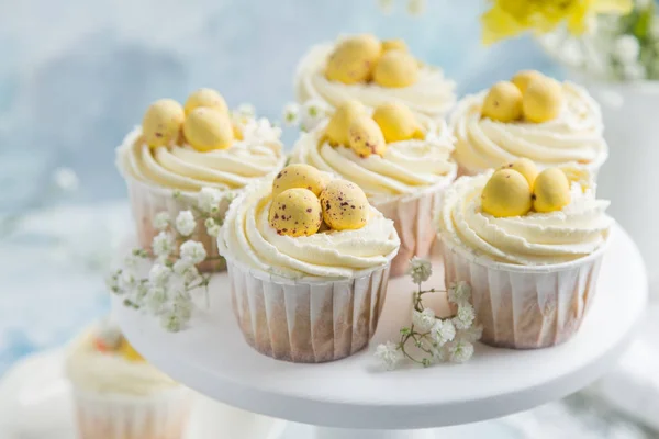 Pasen Cupcakes Versierd Met Roomkaas Glazuur Snoep Eieren Selectieve Aandacht — Stockfoto