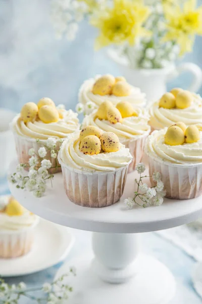 Påsk Cupcakes Dekorerade Med Cream Cheese Frosting Och Godis Ägg — Stockfoto