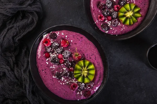 美味的蓝莓冰鲜碗与猕猴桃和冰冻浆果 健康的素食生食 顶部视图 — 图库照片