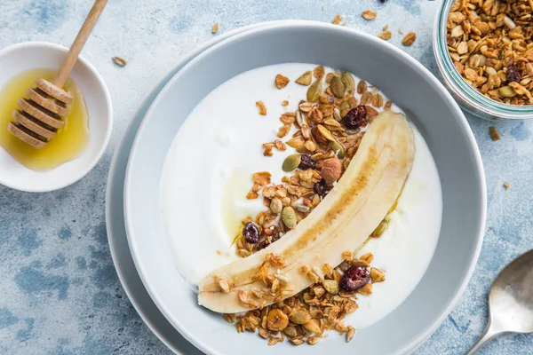 Frühstück Joghurt Mit Banane Hausgemachtem Müsli Und Honig Einer Blauen — Stockfoto
