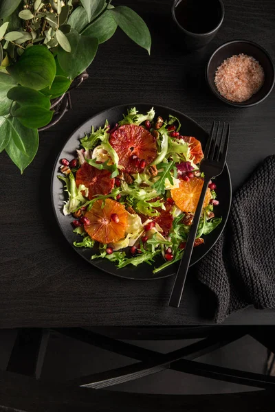 Salada Laranjas Sangue Mesa Preta Vista Superior — Fotografia de Stock