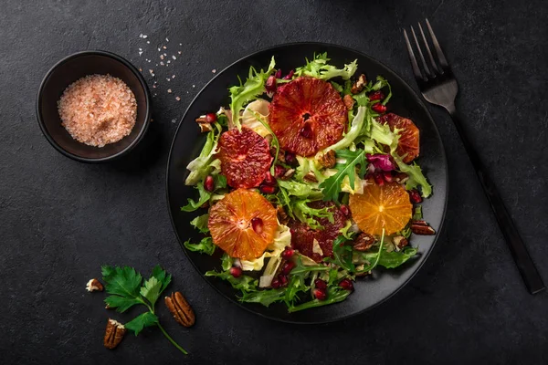 Insalata Arance Rosse Piatto Nero Vista Dall Alto — Foto Stock