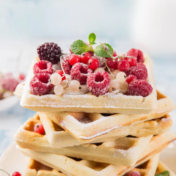 Våfflor Med Bär Och Strösocker Selektivt Fokus Kvadratisk Bild — Stockfoto