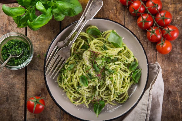 Macarrão Espaguete Com Molho Pesto Manjericão Queijo Parmesão Microgreens Fundo — Fotografia de Stock