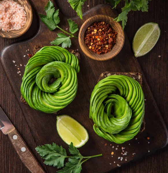 Toast Trandafiri Avocado Placa Tăiere Din Lemn Vedere Sus Imagine — Fotografie, imagine de stoc