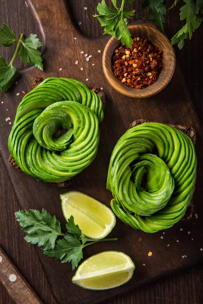 Pain Grillé Avec Des Roses Avocat Sur Planche Découper Bois — Photo