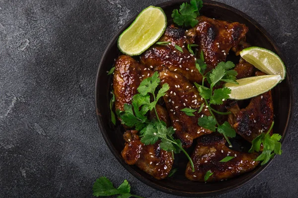 Teriyaki Chicken Wings Served Lime Cilantro Sesame Seeds Top View — Stock Photo, Image