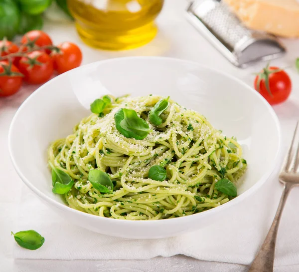 Spaghetti Pasta Met Basilicum Pesto Saus Parmezaanse Kaas Witte Bowl — Stockfoto