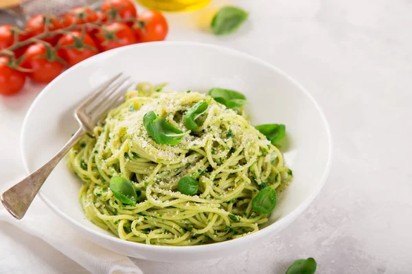 Pasta Espaguetis Con Salsa Pesto Albahaca Queso Parmesano Tazón Blanco — Foto de Stock