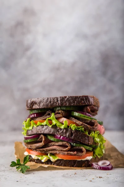 Sandwich Rye Bread Roast Beef Fresh Vegetables Selective Focus — Stock Photo, Image