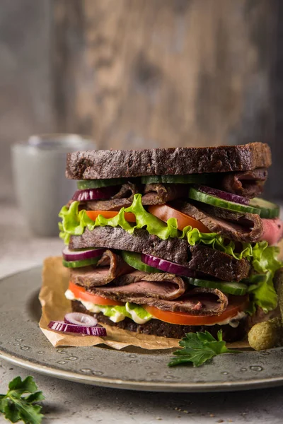 Biftekli Sandviç Küçük Kesme Tahtası Seçici Odak Üzerinde — Stok fotoğraf