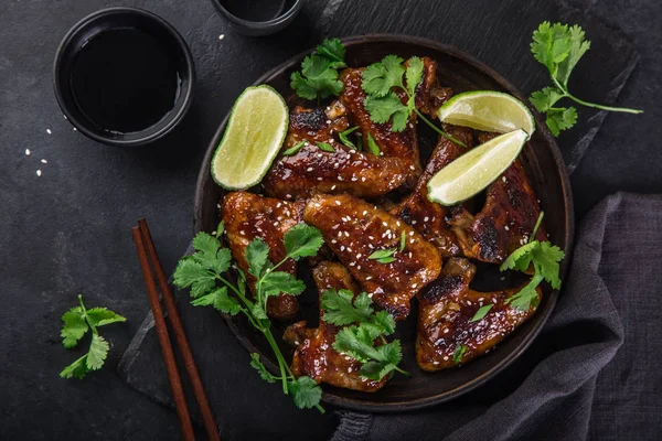 Pörkölt Teriyaki Csirke Szárny Tálalva Mész Koriander Szezámmag Felülnézet — Stock Fotó