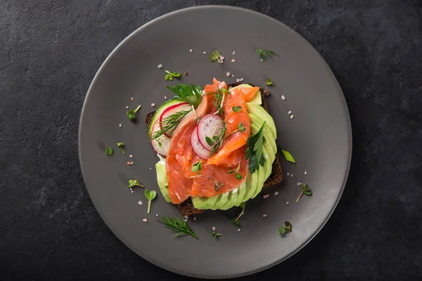 Sanwiches Abiertos Con Pan Centeno Oscuro Aguacate Salmón Ahumado Rábano — Foto de Stock